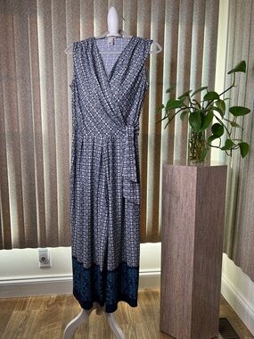 Dana Buchman Navy & White Sleeveless Printed Wrap Maxi Dress with legs. Size M